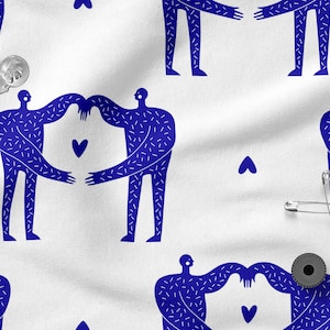 Peut inclure: Un fond en tissu blanc avec un motif r&eacute;p&eacute;t&eacute; de silhouettes bleues tenant un c&oelig;ur. Les silhouettes sont recouvertes de petits points blancs.