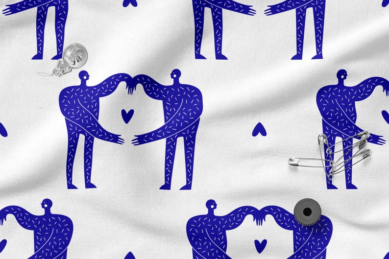 Peut inclure: Un fond en tissu blanc avec un motif r&eacute;p&eacute;t&eacute; de silhouettes bleues tenant un c&oelig;ur. Les silhouettes sont recouvertes de petits points blancs.