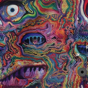 Può includere: Un dipinto astratto colorato con un viso umano distorto. Il viso ha due occhi, una bocca e un naso. Il dipinto è composto da molti colori e trame diverse, creando un effetto surreale e psichedelico.
