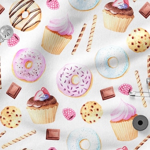 Può includere: Uno schema senza cuciture che presenta una varietà di dolcetti, tra cui ciambelle, cupcake, biscotti e barrette di cioccolato. Lo sfondo è bianco con una texture sottile. Lo schema è perfetto per l'uso in una varietà di progetti creativi.