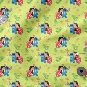 Pu&ograve; includere: Un tessuto verde con un motivo ripetuto di personaggi dei cartoni animati blu e rosa che si baciano. I personaggi sono circondati da ananas gialli, foglie verdi e linee ondulate rosse e gialle.
