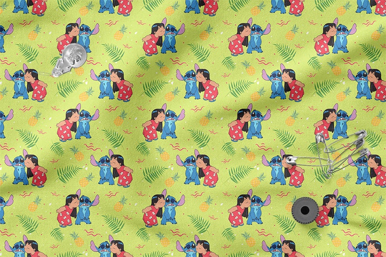 Pu&ograve; includere: Un tessuto verde con un motivo ripetuto di personaggi dei cartoni animati blu e rosa che si baciano. I personaggi sono circondati da ananas gialli, foglie verdi e linee ondulate rosse e gialle.