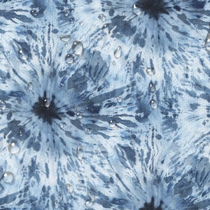 Puede incluir: Un patr&oacute;n de tie-dye azul y blanco con gotas de agua en la superficie.