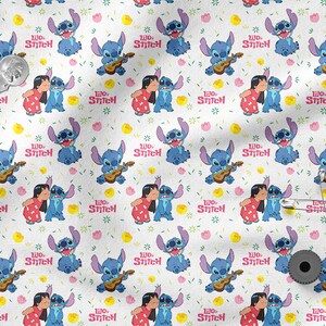 Pu&ograve; includere: Tessuto bianco con un motivo ripetuto di Stitch e Lilo dal film Disney Lilo & Stitch. Stitch sta suonando l'ukulele e Lilo sta baciando Stitch sulla guancia. Il testo "Lilo & Stitch" &egrave; ripetuto in tutto il motivo.