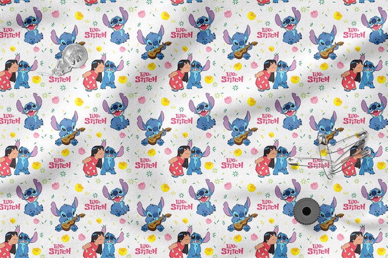 Pu&ograve; includere: Tessuto bianco con un motivo ripetuto di Stitch e Lilo dal film Disney Lilo & Stitch. Stitch sta suonando l'ukulele e Lilo sta baciando Stitch sulla guancia. Il testo "Lilo & Stitch" &egrave; ripetuto in tutto il motivo.