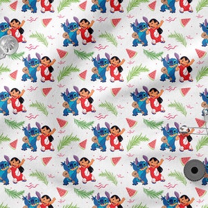 Pu&ograve; includere: Un tessuto bianco con un motivo ripetuto di personaggi dei cartoni animati blu e rossi che suonano l'ukulele. I personaggi sono circondati da foglie di palma verdi, linee ondulate rosa e fette di anguria rosse.