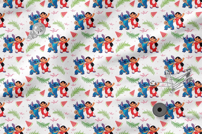 Pu&ograve; includere: Un tessuto bianco con un motivo ripetuto di personaggi dei cartoni animati blu e rossi che suonano l'ukulele. I personaggi sono circondati da foglie di palma verdi, linee ondulate rosa e fette di anguria rosse.