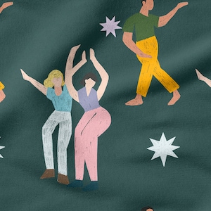 Op de afbeelding: Herhalend patroon met dansende figuren op een donkergroene achtergrond. De figuren zijn in groen, geel, blauw, roze en wit, met sterren. Het ontwerp roept een gevoel van beweging en viering op.