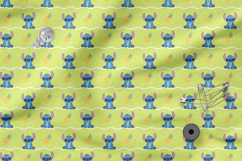 Pu&ograve; includere: Un tessuto verde con un motivo ripetuto di personaggi blu Stitch e ananas gialli. Lo sfondo ha un motivo di linee ondulate bianche e macchie bianche.