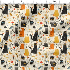 Puede incluir: Un patrón de tela caprichoso con gatos estilizados en varios colores, incluyendo negro, naranja y amarillo, intercalados con flores y pájaros sobre un fondo crema. El diseño tiene una estética pintada a mano, adecuado para decoración del hogar o ropa.
