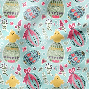 Peut inclure: Un motif sans couture représentant des œufs de Pâques de couleur bleu pastel, vert, jaune, rose et blanc avec différents motifs. Les œufs sont entourés de petits motifs floraux et de feuilles. On trouve également de petits poussins jaunes sur certains des œufs.