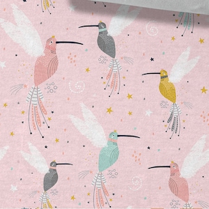 Pode incluir: Tecido rosa com um padr&atilde;o repetido de beija-flores coloridos com coroas e estrelas. Os beija-flores t&ecirc;m caudas longas e emplumadas e voam sobre um fundo rosa.