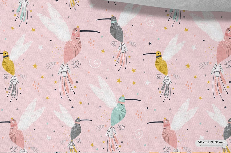 Pode incluir: Tecido rosa com um padr&atilde;o repetido de beija-flores coloridos com coroas e estrelas. Os beija-flores t&ecirc;m caudas longas e emplumadas e voam sobre um fundo rosa.