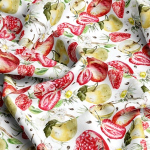Può includere: Un tessuto bianco con un motivo ripetuto di mele rosse, fragole, pere e melograni. La frutta è dipinta in stile acquerello su uno sfondo bianco.
