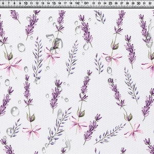 Puede incluir: Un patrón sin costuras con ilustraciones de acuarela de flores de lavanda, lazos rosas y gotas de agua sobre un fondo blanco.