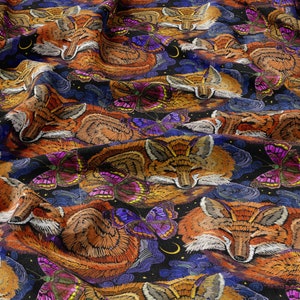 Könnte beinhalten: Ein sich wiederholendes Muster aus schlafenden Füchsen und Schmetterlingen auf dunkelblauem Hintergrund. Die Füchse sind orange und braun mit weißen Akzenten. Die Schmetterlinge sind lila und rosa mit schwarzen Akzenten.