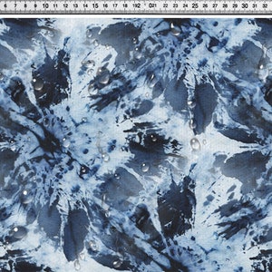 Puede incluir: Patr&oacute;n abstracto de acuarela azul y blanco con un efecto texturizado y salpicado. El patr&oacute;n recuerda a las gotas de agua sobre una superficie.