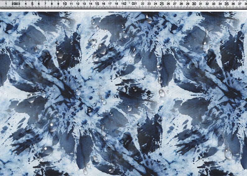 Puede incluir: Patr&oacute;n abstracto de acuarela azul y blanco con un efecto texturizado y salpicado. El patr&oacute;n recuerda a las gotas de agua sobre una superficie.