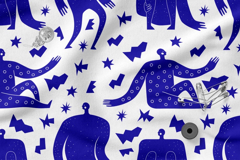 Peut inclure: Un tissu blanc avec un motif bleu de figures stylis&eacute;es, d'&eacute;toiles et de formes g&eacute;om&eacute;triques. Les figures sont parsem&eacute;es de cercles blancs.