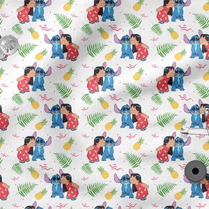 Pu&ograve; includere: Un tessuto bianco con un motivo ripetuto di personaggi dei cartoni animati blu e rosa che si baciano. Lo sfondo presenta foglie di palma verdi, ananas gialli e linee ondulate rosa e bianche.