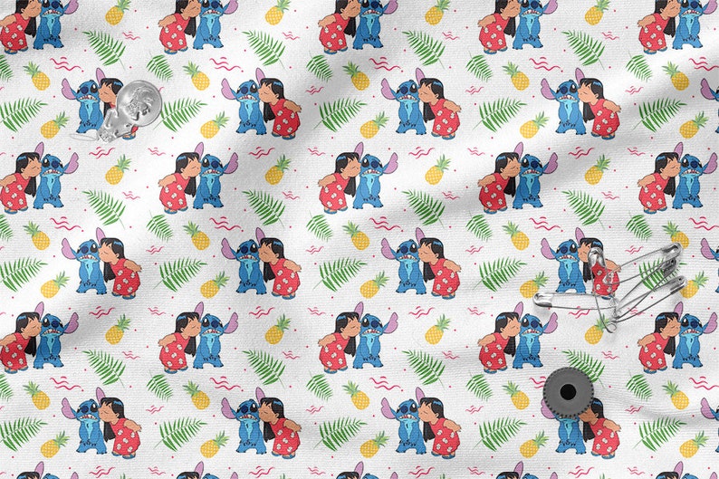 Pu&ograve; includere: Un tessuto bianco con un motivo ripetuto di personaggi dei cartoni animati blu e rosa che si baciano. Lo sfondo presenta foglie di palma verdi, ananas gialli e linee ondulate rosa e bianche.