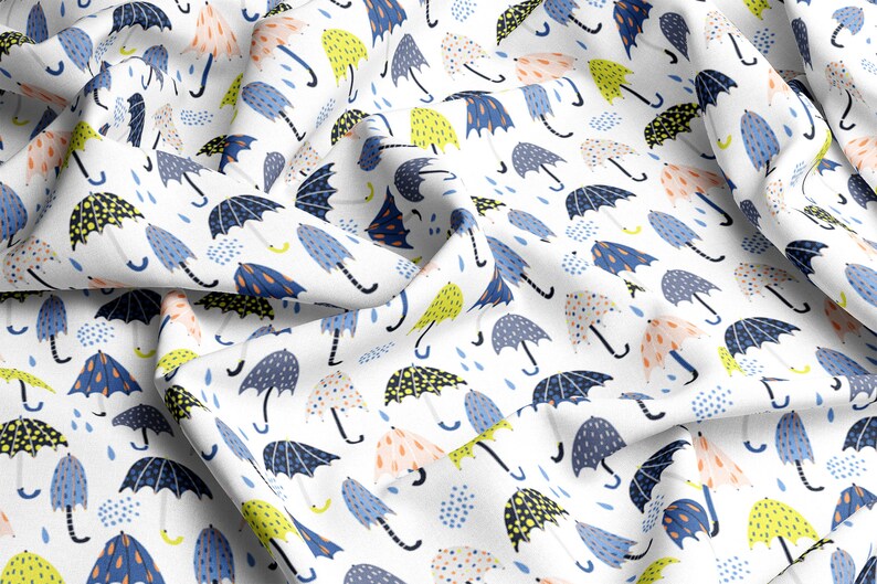 Pu&ograve; includere: Un tessuto bianco con un motivo ripetuto di ombrelli colorati. Gli ombrelli sono blu, gialli, rosa e verdi con pois bianchi. Lo sfondo &egrave; bianco con piccole gocce di pioggia blu.