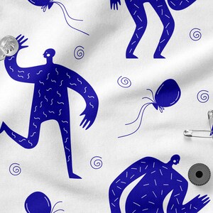 Peut inclure: Un fond en tissu blanc avec un motif r&eacute;p&eacute;t&eacute; de personnages bleus tenant des ballons. Les personnages sont stylis&eacute;s et ont un motif textur&eacute;. Il y a aussi des &eacute;pingles de s&ucirc;ret&eacute; sur le tissu.