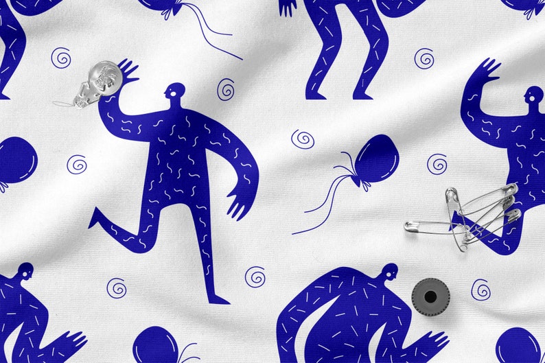 Peut inclure: Un fond en tissu blanc avec un motif r&eacute;p&eacute;t&eacute; de personnages bleus tenant des ballons. Les personnages sont stylis&eacute;s et ont un motif textur&eacute;. Il y a aussi des &eacute;pingles de s&ucirc;ret&eacute; sur le tissu.