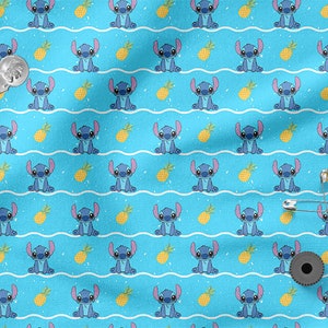 Pu&ograve; includere: Tessuto blu con un motivo ripetuto di un personaggio alieno blu dei cartoni animati con occhi grandi e un naso rosa, seduto su uno sfondo blu con ananas gialli e linee ondulate bianche.