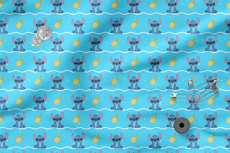 Pu&ograve; includere: Tessuto blu con un motivo ripetuto di un personaggio alieno blu dei cartoni animati con occhi grandi e un naso rosa, seduto su uno sfondo blu con ananas gialli e linee ondulate bianche.