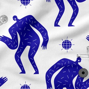 Peut inclure: Un fond en tissu blanc avec un motif r&eacute;p&eacute;t&eacute; de silhouettes bleues dansant. Les silhouettes sont soulign&eacute;es de blanc et ont un motif textur&eacute; de lignes blanches. Il y a aussi des ic&ocirc;nes de boules disco bleues avec des contours blancs.