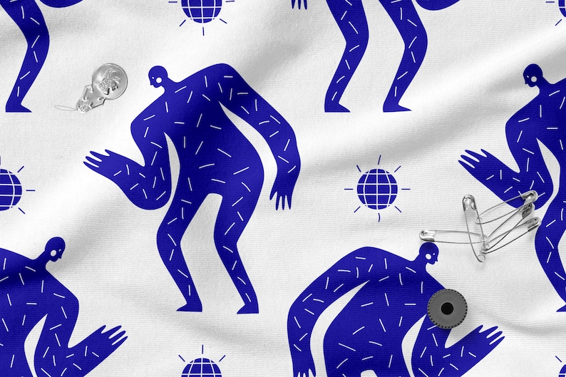 Peut inclure: Un fond en tissu blanc avec un motif r&eacute;p&eacute;t&eacute; de silhouettes bleues dansant. Les silhouettes sont soulign&eacute;es de blanc et ont un motif textur&eacute; de lignes blanches. Il y a aussi des ic&ocirc;nes de boules disco bleues avec des contours blancs.