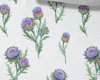 Puede incluir: Una tela blanca con un patrón repetido de flores de alcachofa moradas y verdes. La tela tiene 50 cm de ancho.