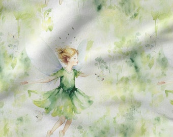 Puede incluir: Una ilustración de acuarela de un hada con alas verdes y un vestido verde volando en un bosque verde y blanco. El hada tiene el pelo rubio y mira hacia la derecha.