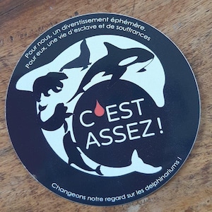 Sticker rond C'est Assez! - noir / blanc