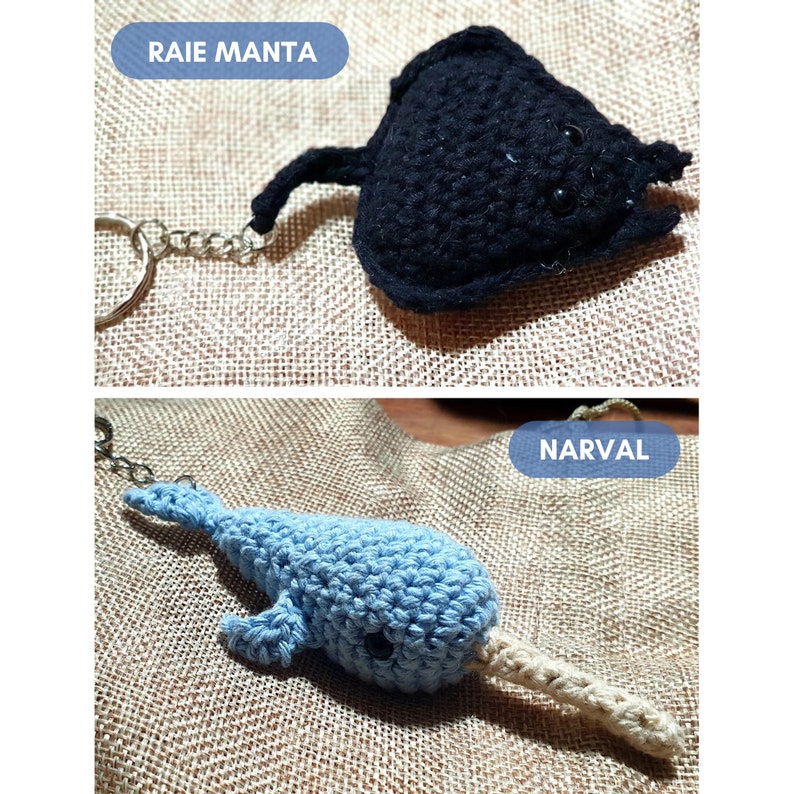 K&ouml;nnte beinhalten: Zwei geh&auml;kelte Tier-Schl&uuml;sselanh&auml;nger. Der erste ist ein schwarzer Mantarochen mit einer silbernen Kette. Der zweite ist ein blauer Narwal mit einem wei&szlig;en Horn und einer silbernen Kette. Die Schl&uuml;sselanh&auml;nger befinden sich auf einem braunen Jute-Hintergrund.
