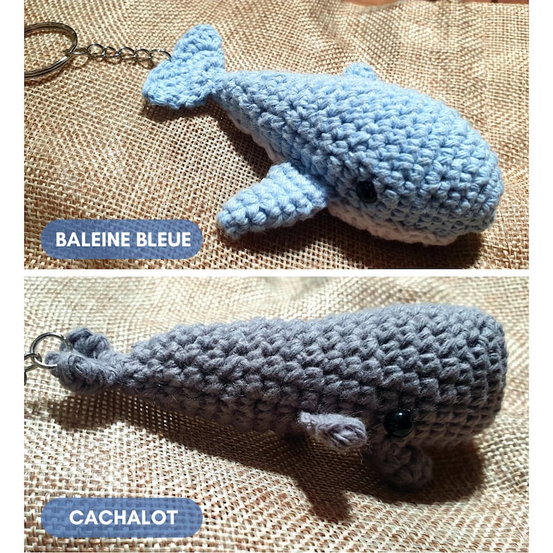 K&ouml;nnte beinhalten: Zwei geh&auml;kelte Wal-Schl&uuml;sselanh&auml;nger. Der obere Schl&uuml;sselanh&auml;nger ist hellblau und tr&auml;gt die Aufschrift "BALEINE BLEUE". Der untere Schl&uuml;sselanh&auml;nger ist grau und tr&auml;gt die Aufschrift "CACHALOT".