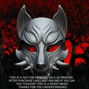 Op de afbeelding: Een zilveren wolfsmasker met ingewikkelde details, tegen een donkerrode achtergrond met silhouetbomen. Het masker is ontworpen voor 3D-printen. De tekst onderaan geeft aan dat het een digitaal bestand is.