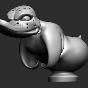 Peut inclure: Une figurine de canard de dessin animé grise portant un masque de hockey. Le canard a un grand bec et un corps rond. La figurine est debout sur une petite base.