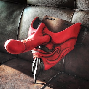 Fröhliche Tengu Halbmaske: Japanischer Dämon Cosplay Accessoire für Halloween, Festivals & Samurai Kostüme