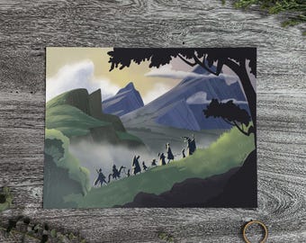 Puede incluir: Una impresión artística que representa un grupo de figuras silueteadas ascendiendo una ladera verde hacia montañas distantes. La obra de arte presenta una paleta de colores apagados con tonos de verde, azul y amarillo, evocando una sensación de aventura y viaje.
