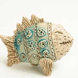 Scultura di pesce in ceramica fatta a mano, arte della ceramica unica, arredamento per la casa ispirato all'oceano, oggetto da collezione nautico, statuetta rustica di pesce azzurro, regalo costiero