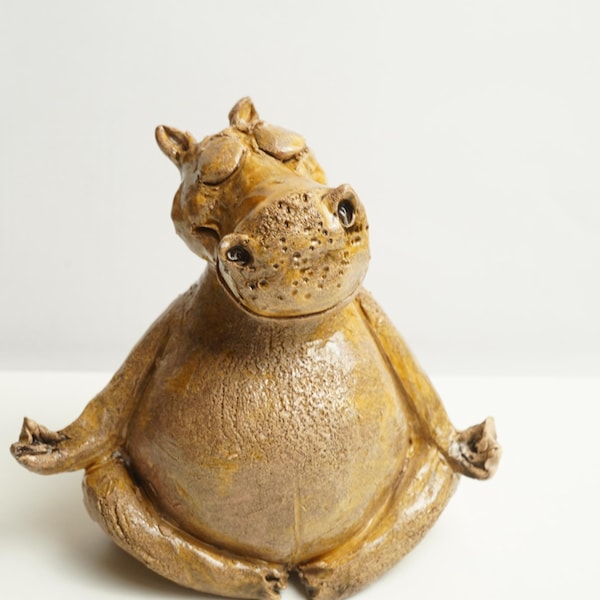 Peaceful Chunk – unikatowa, ręcznie wykonana ceramiczna figurka hipopotama, medytujące zwierzę, dekoracja domu sprzyjająca uważności, prezent na jogę