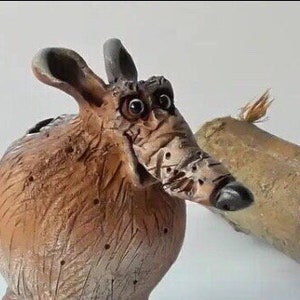 Keramikbank, Keramikskulptur, Rattenfigur, Keramikratte, Rattenskulptur, Tonstatue, niedliche Ratte, Rattenstatue, Keramiktier
