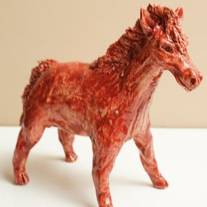 クリムゾン スピリット – 手作りの陶器の馬、ユニークな作家の赤い釉薬をかけた置物、素朴な動物の彫刻、モダンな農家の装飾。