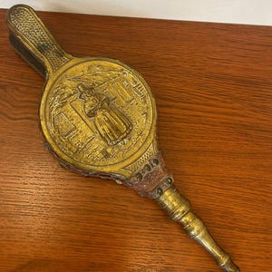 Antique Brass Fireplace Bellows with Colonial Embossed Scene – Vintage Leather Wood Hearth Decor for Rustic or Farmhouse Interiors