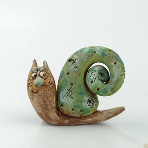 beeldje slak keramiek, ornament slak, slak beeldje, kleisculptuur, slak sculptuur, dierenvriend cadeau, slak minnaar cadeau, slak kunst