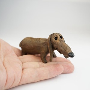 chien teckel en céramique, chien en céramique, sculpture chien, statue de chien, figurine de chien, cadeau chien, cadeau pour amoureux des chiens, sculpture personnalisée