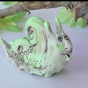 beeldje slak keramiek, ornament slak, slak beeldje, kleisculptuur, slak sculptuur, dierenvriend cadeau, slak minnaar cadeau, slak kunst