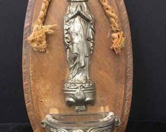 Pila de agua bendita antigua / Placa de madera con recipiente de vidrio / Bendición católica para el hogar